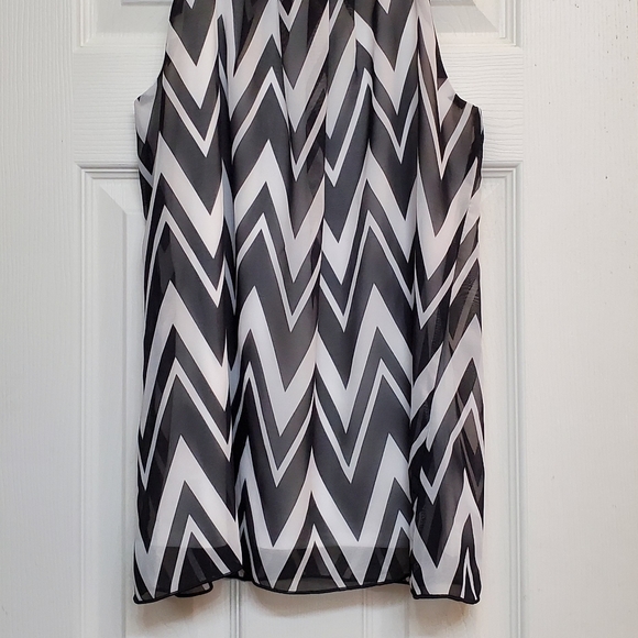 NWOT Black and White Chevron Print Blouse - Picture 2 of 8